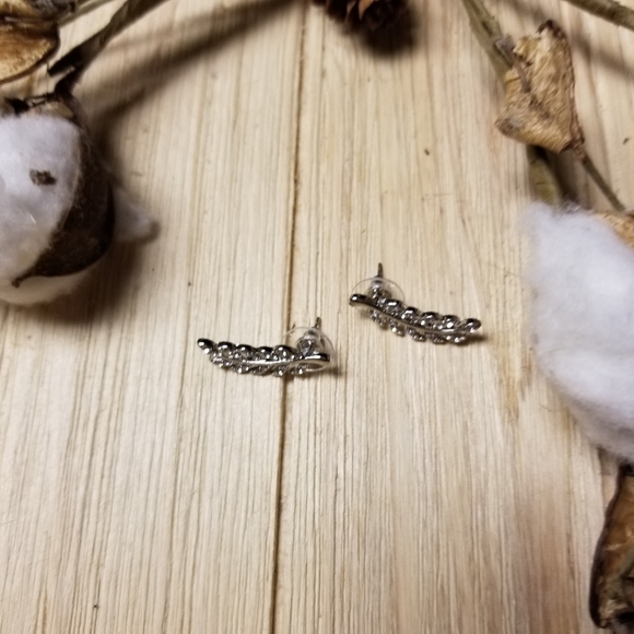 🌿🌿Gorgeous SILVER plated Leaf ear climbers with CZ's🌿🌿 - Picture 6 of 10